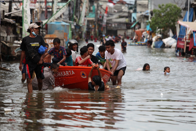 Banjir Terjang Jabodetabek, Ribuan Warga Terpaksa Mengungsi: Dampak dan Solusi